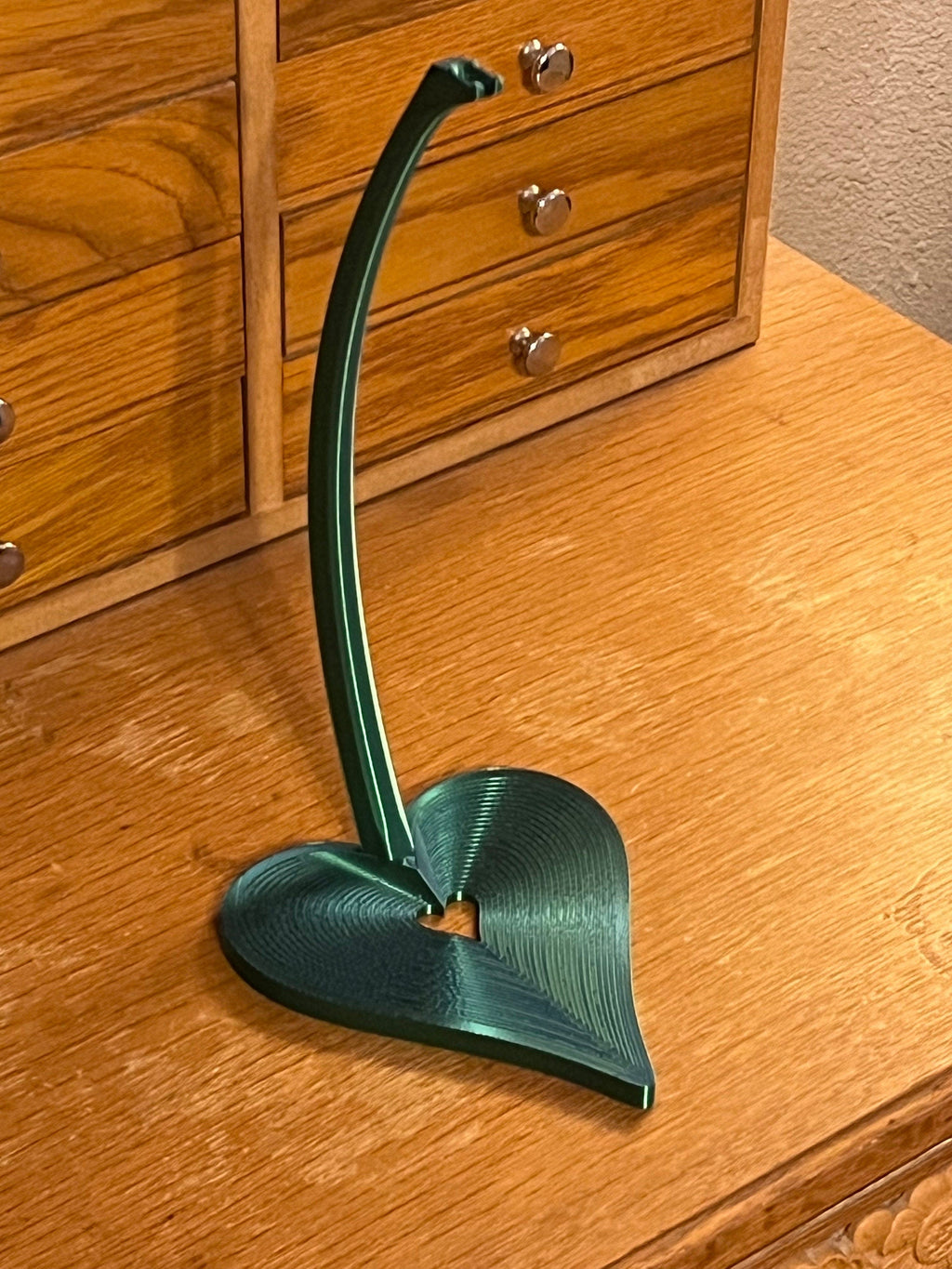 Heart Stand for Jewelry or Pendulums (3D Printed PLA Plastic)